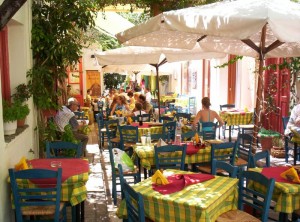 Taberna en las calles de Syros, en las Islas Cícladas (Foto Flickr de Crazy farmer)