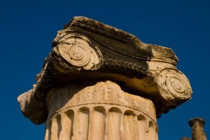 Columna del Templo de Apolo, en Delfos (Foto Flickr de Edwin Nollen)