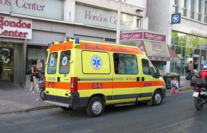 Ambulancia en las calles de Atenas (foto Flickr de colargol87)