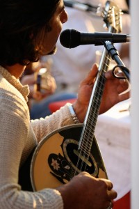 Músico griego tocando el bouzouki (Foto Flickr de nathangibbs)