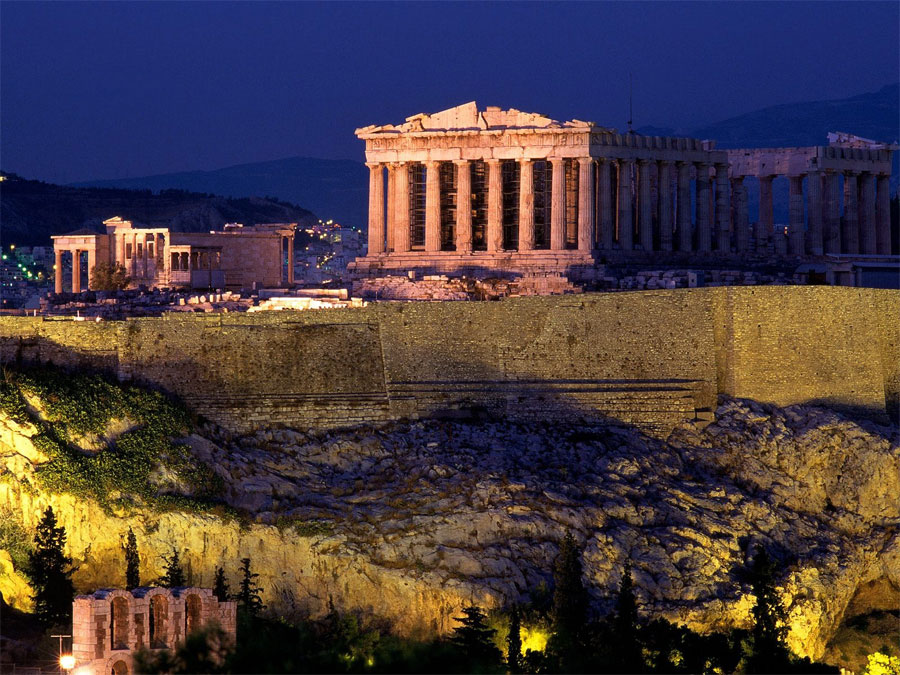 La Acrópolis de Atenas se alza sobre la ciudad.