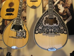 Instrumentos artesanos "bouzouki" , Grecia (Foto Flickr de eddieshowcase)