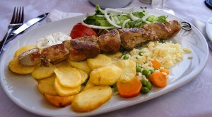 Souvlaki de pollo, plato típico de Grecia (Foto Flickr de okidoki kommunikation)