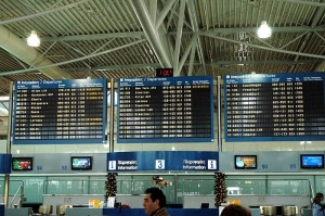 aeropuerto_atenas Panel de vuelos Aeropuerto Internacional de Atenas (Foto flickr de caribb)