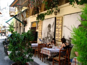 Restaurante en las calles de Atenas (Foto Flickr de choheisel) 