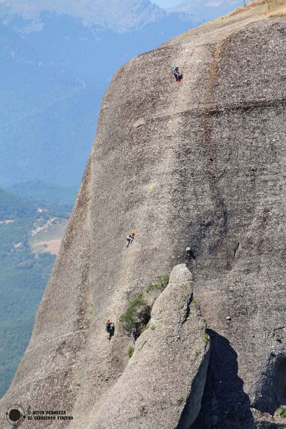 Escaladores en una de las rocas de Meteora