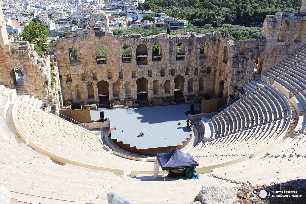 Teatro Herodes Atticus bajo la Acrópolis de Atenas
